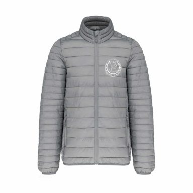 Veste grise matelassée avec logo sur la poitrine et col montant.